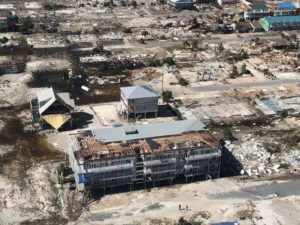 Rescatistas buscan entre los escombros víctimas mortales del huracán Michael