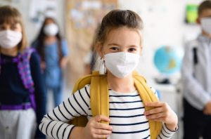 Niños sin vacunas y con mascarillas, así vuelven las escuelas en EE.UU.