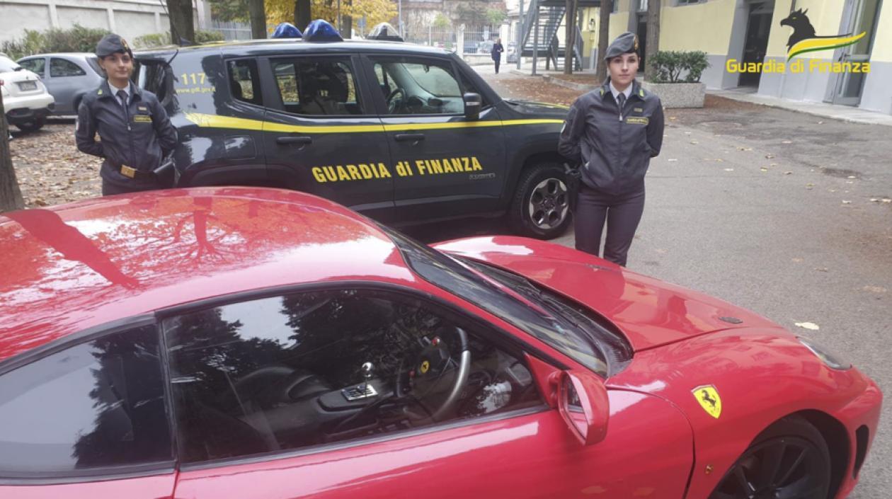 Capturan a joven italiano por falsificar un Ferrari F430 artesanal